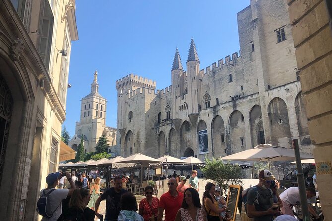 e-Scavenger hunt Avignon: Explore the city at your own pace - How the Tour Starts at Porte de la République