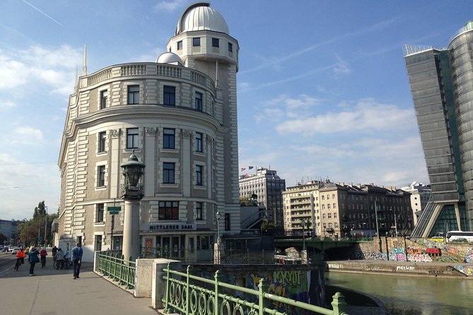 eBike for explorer Vienna 60min with Guide - ride the bike for the whole day - Exploring the Ringstraße in Comfort and Style