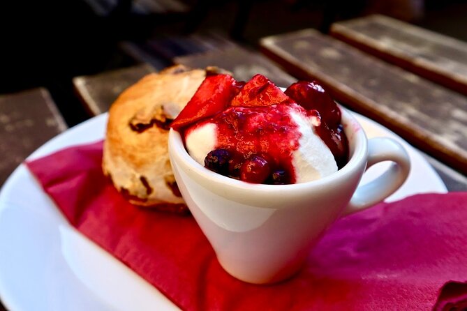 Edinburgh Walking Food Tour With Secret Food Tours - Food and Drink Sampling in Historic Settings