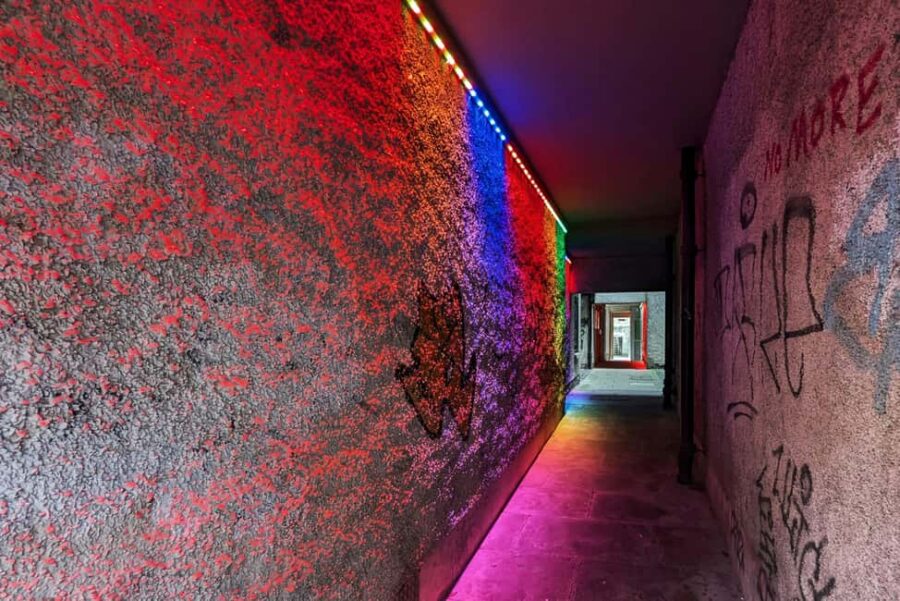 Edinburgh's Royal Mile Alley Tour - Discovering Bakehouse Close and Historic Narrow Passages