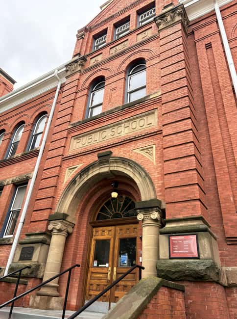 Edmonton: 3-Hour City Highlights Walking Tour With Guide - Discovering Edmontons Iconic Landmarks and Scenic Beauty