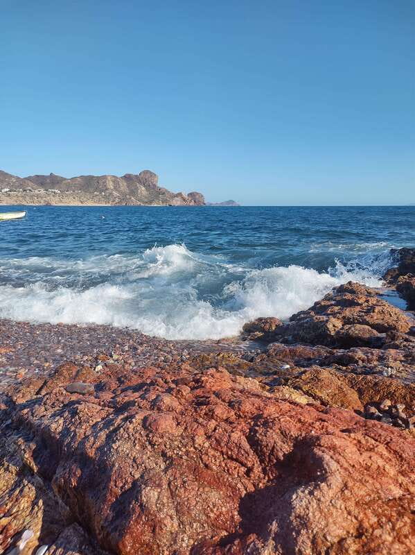 El Colorado: beach tour and hiking in Cerro Colorado - Hiking in Cerro Colorado: Mineral-Rich Reddish Hill