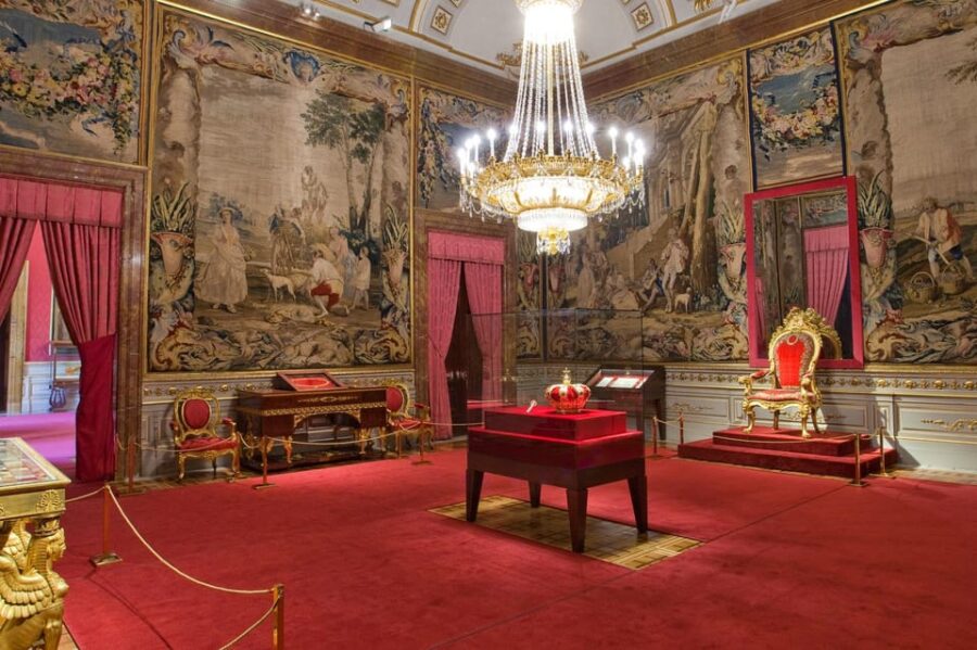 Enter the Royal Palace of Madrid - Starting Point at Plaza de Isabel II and Meeting Details