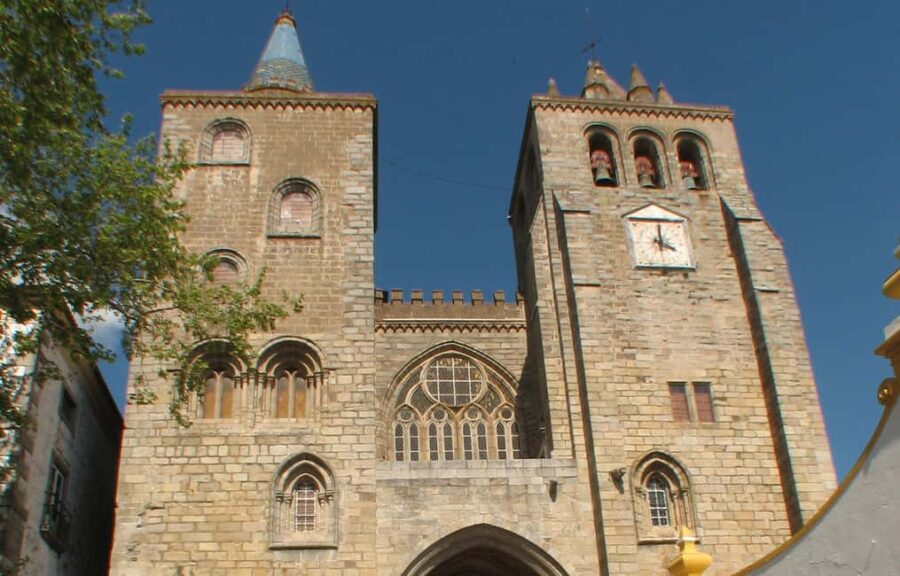 Evora: City Tour - 10h - Starting the Day with Hotel Pickup in Évora