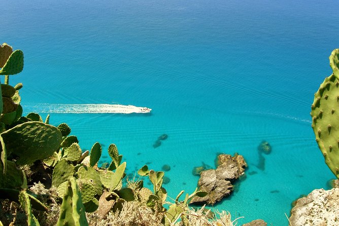 Exclusive boat tour in Tropea. Just you and your family - 4 hours - Exploring the Secluded Praia di Fuoco Beach