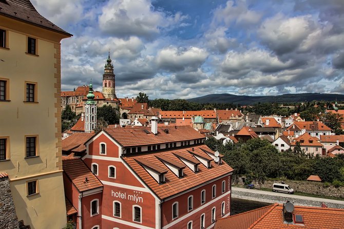 Explore Cesky Krumlov in 60 minutes with a Local - Exploring the Castle Grounds and Gardens