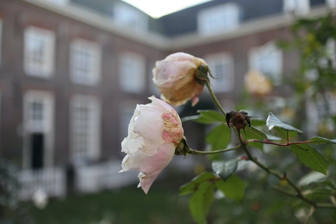 Explore hidden streets with friends - Private Tour - Discovering the Amsterdam Canal Ring and Medieval Expansion