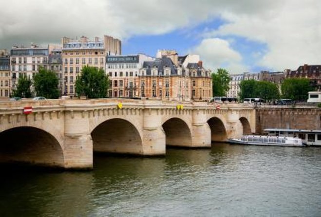 Explore Paris in 90 minutes with a Local - Discovering the City’s Elegant Boulevards and Romantic Atmosphere