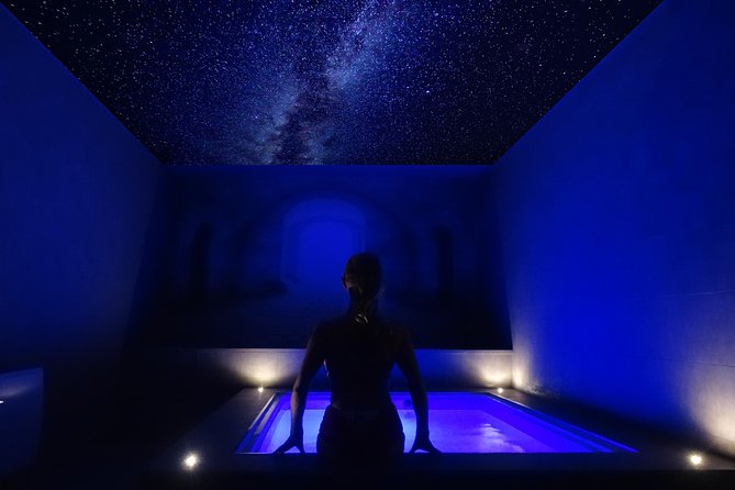 Floating sessions under the stars in private spas - Key Points