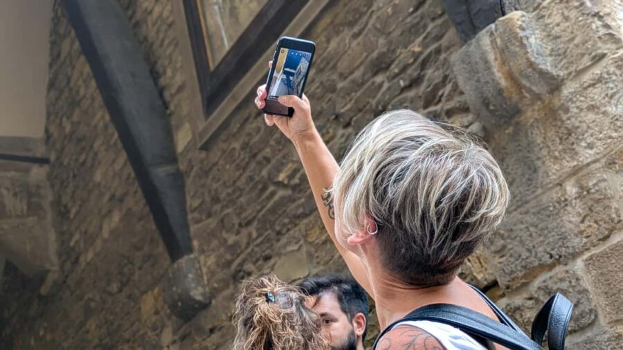 Florence: Ghost & Crimes Walking Tour with Tastings and Wine - Starting Point at Piazza della Signoria and Its Dark Origins