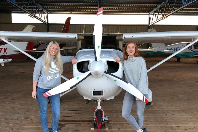 Fly around Paris with a local pilot - Exclusive Access to a Private Airclub for Paris Flights