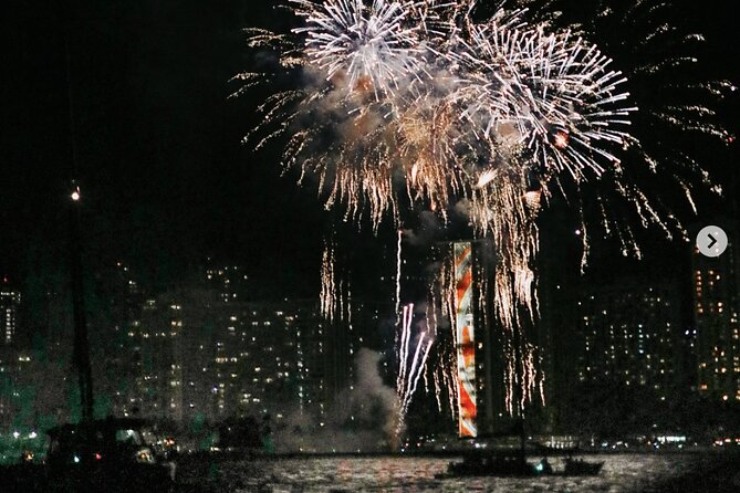 Friday Night Catamaran Fireworks Sail with Open Bar - Waikikis Iconic Fireworks from the Water