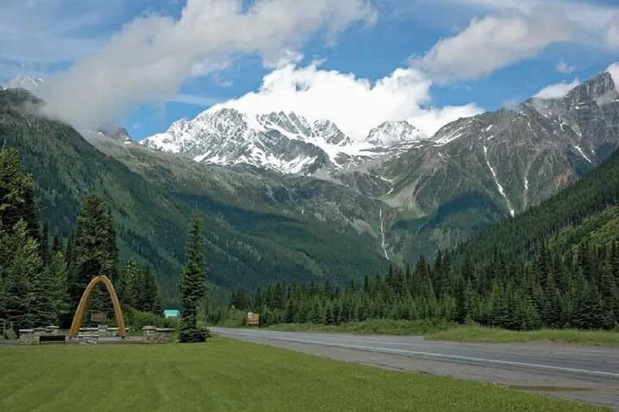 From Calgary: 2-Day Rocky Mountains and Salmon Run Tour - Viewing the Salmon Migration at Adams River