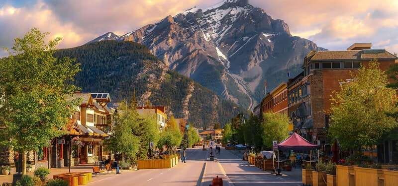 From Calgary: Private Lake Louise and Banff Day Trip - From Calgary to the Canadian Rockies: Starting the Adventure Early