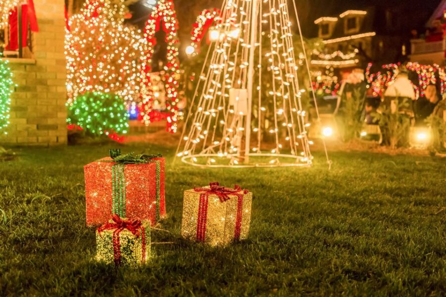 From Manhattan: Dyker Heights Holiday Bus Tour - Walking Tours in Brooklyn’s Festive Neighborhoods