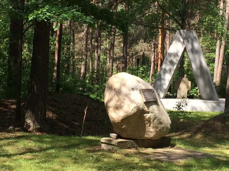 From Vilnius: Trakai Castle and Paneriai Memorial Tour - Visiting the Paneriai Memorial Park