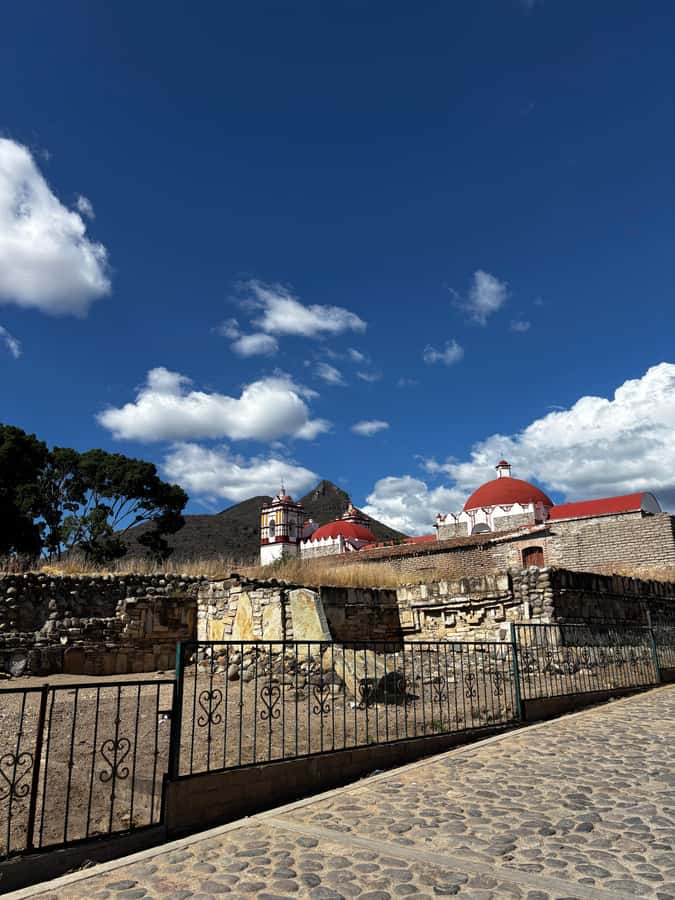 Full-day Zapotec tour in Teotitlán del Valle and El Picacho - Starting in Teotitlán del Valle with a Guided Market Tour