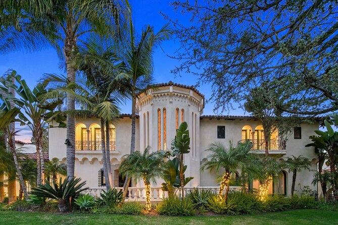Gangsters Paradise Funeral Limo Tour of LA - The Unique Setting: Riding in a Cadillac-Like Limo