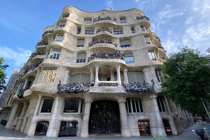 Gaudí and Barcelona Legends Walking Tour - Exploring La Mansana de la Discordia and Surroundings
