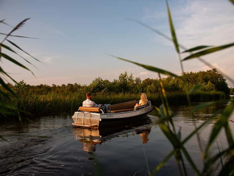 Giethoorn centre: Private tour with local tourguide - Starting Point in the Heart of Giethoorn at Binnenpad 141a