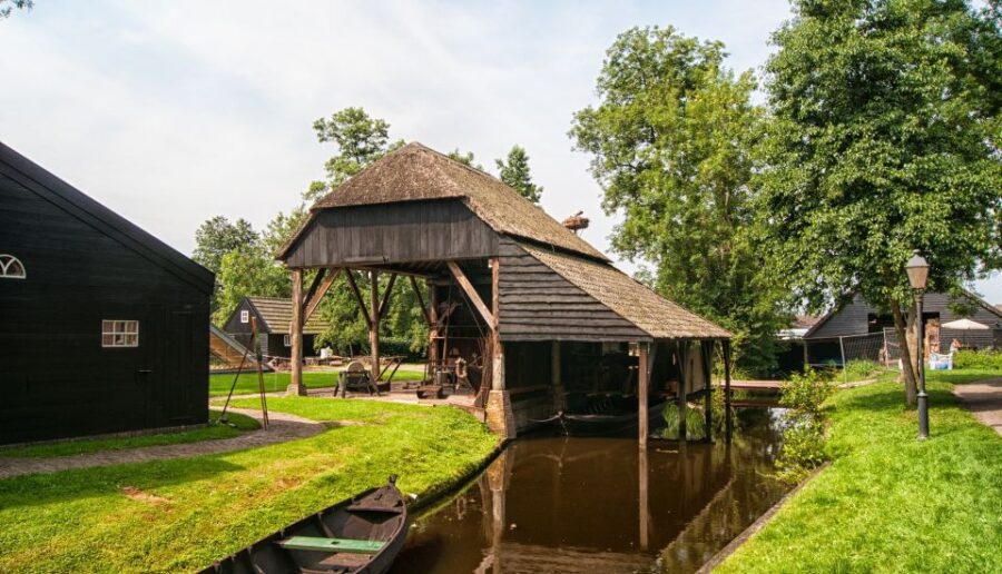 Giethoorn: Private Day Trip with Boat Tour from Amsterdam - Discovering the Unique Charm of Giethoorn