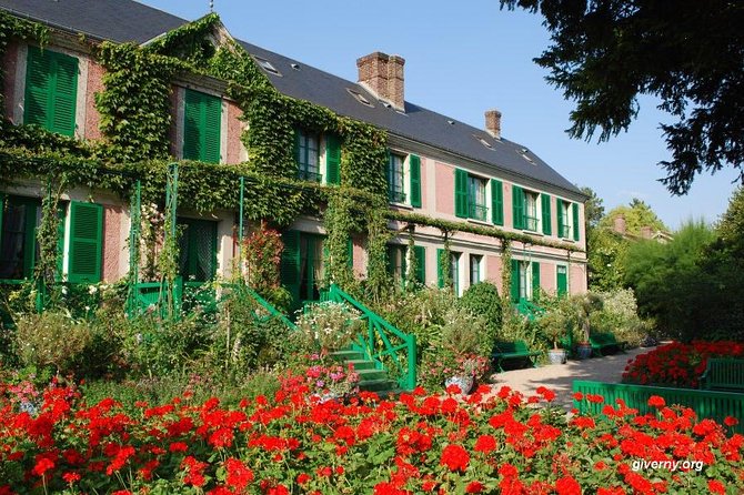 Giverny and Versailles Full Day Private Guided Tour wih Hotel Pickup - Discovering the Palace of Versailles and Its Gardens