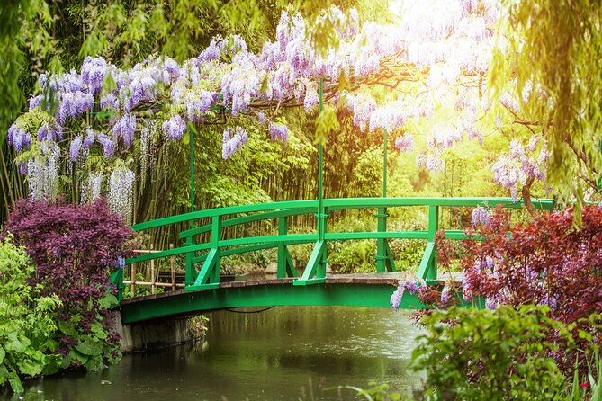 Giverny Monets House and Gardens Half Day Tour from Paris - Lunch and Strolling in Giverny Village