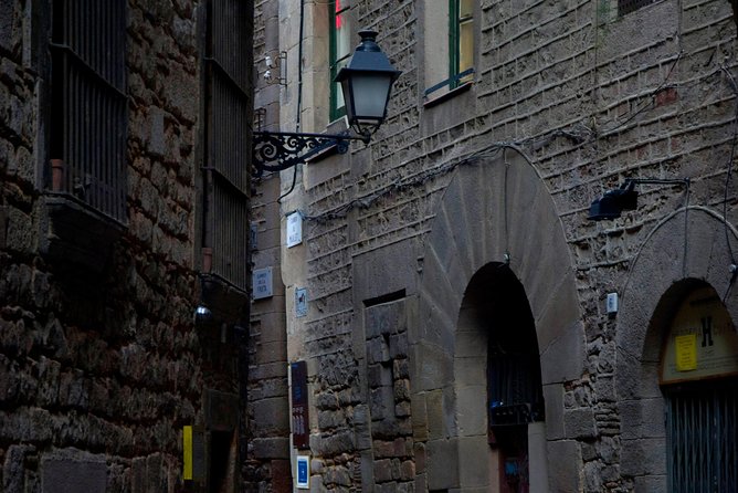 Gothic Quarter Insights & Tapas Experience - Exploring the Barcelona Cathedral and the Roman Walls