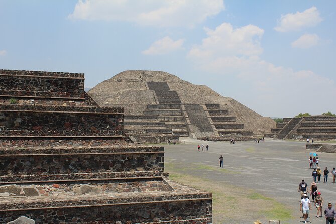Group Tour from Teotihuacán, Basílica de Guadalupe and Tlatelolco - Visiting the Basilica of Our Lady of Guadalupe: Mexico’s Religious Heart