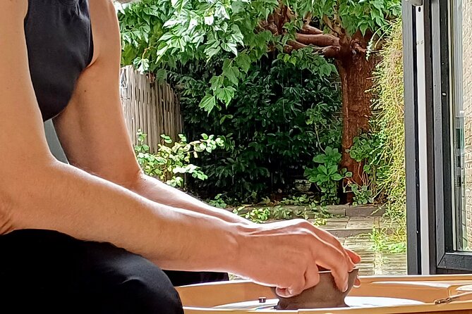 Guided Pottery Workshop on a Turntable in Choorstraat - Materials and Inclusions: Everything You Need for Your Creations