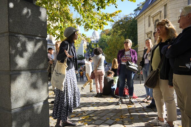 Guided tour of Montmartre in songs with a professional - Visiting the Wall of I Love You and Recognizing Multilingual Phrases