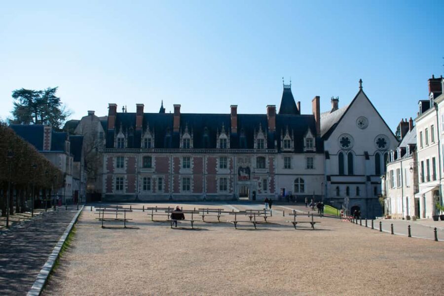 Guided tour of the Royal Castle of Blois - Exploring the Architectural Styles of the Château de Blois