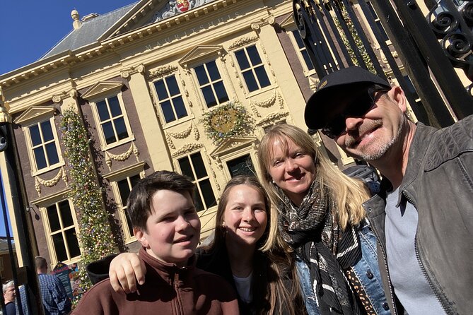 Hague: The Heart of Old Town Exploration Game and Tour - Key Sites: From the Palace to the Prison