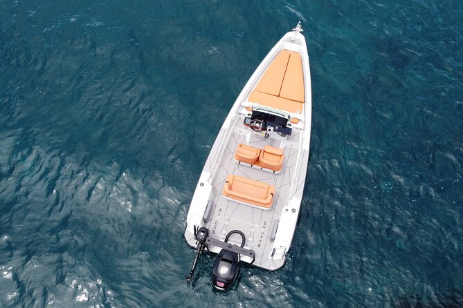 Half Day Saxdor Boat Rental in Santorini - The Design and Comfort of the Saxdor Boat