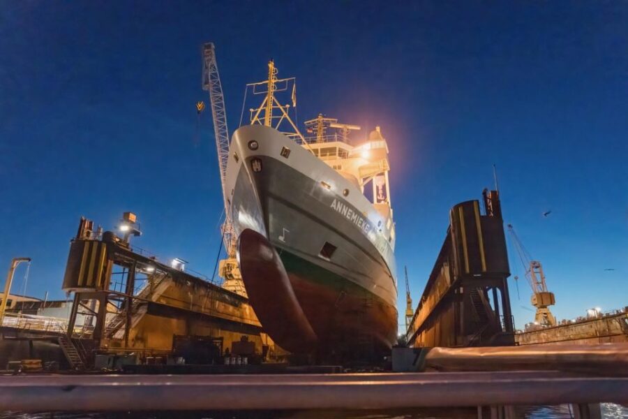 Hamburg: 1.5-Hour Evening Lights Harbour Cruise on a Ship - Departure and Meeting Point at Landungsbrücken