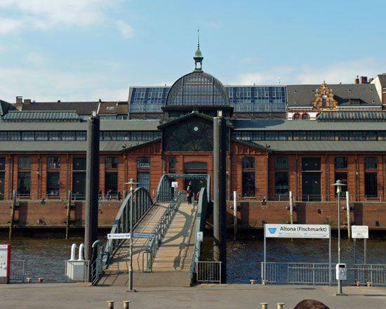 Hamburg: 2-Hour Tour Along the Elbe - Starting Point at the Landungsbrücken and the Willi-Bartels-Treppe