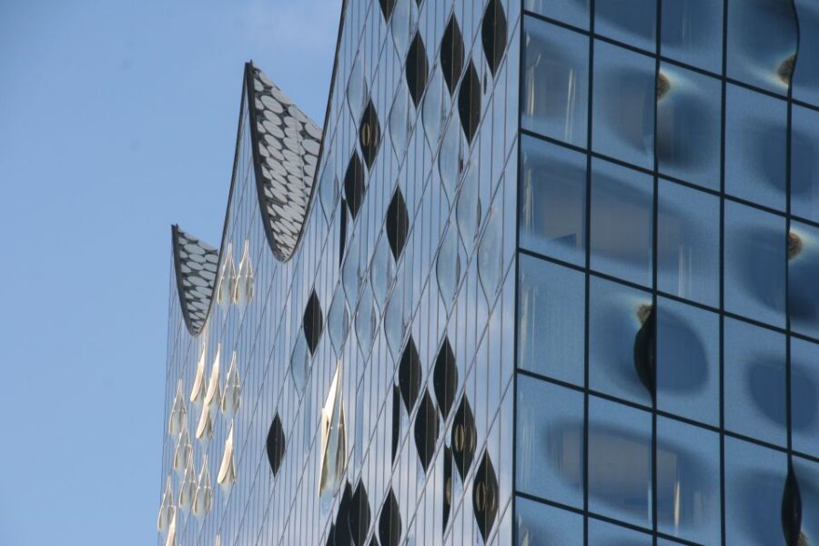 Hamburg: Guided Port Walk for Families - Starting Point at Deichstraße 30 in Hamburg