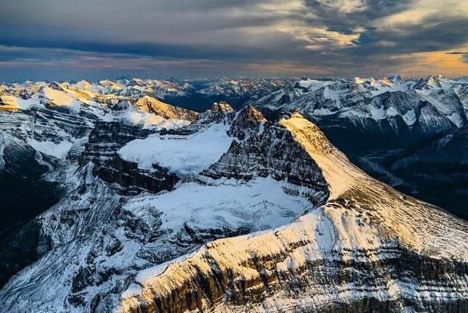 Helicopter Tour over the Canadian Rockies - The Unique Appeal of Glacier and Lake Overlooks