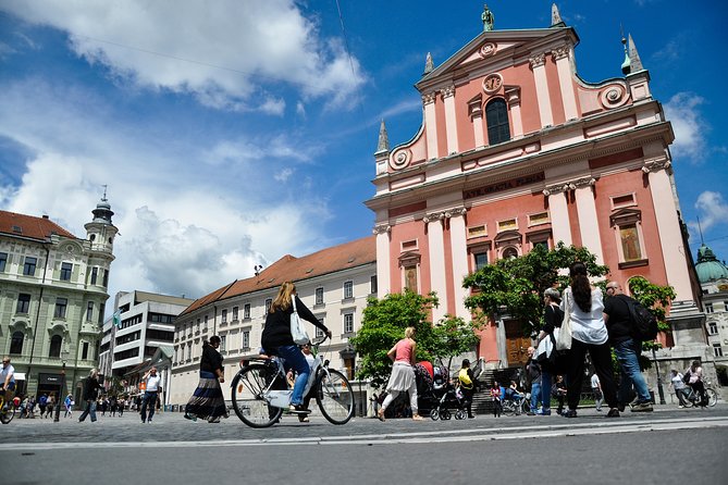 Historic Ljubljana Tour with Ljubljana Castle included - Visiting the Central Market and Its Ecological Offerings