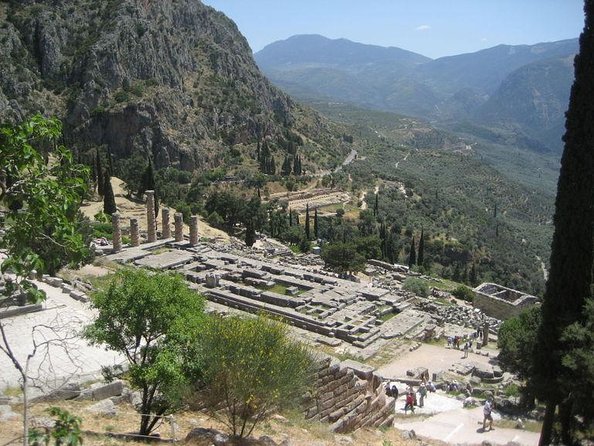 Historical Delphi One Day Tour with Arachova Stop & Expert Guide - Visiting the Temple of Apollo at Delphi
