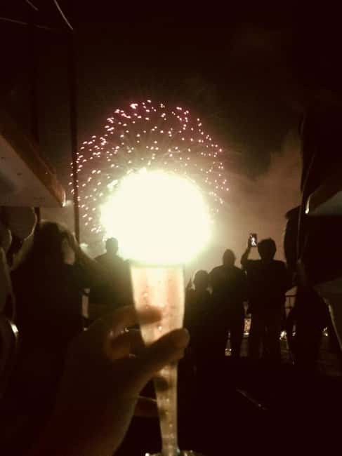 Honolulu: 1-Hour Friday Night Fireworks Cruise with Drinks - Departure Point at Kewalo Basin Harbor