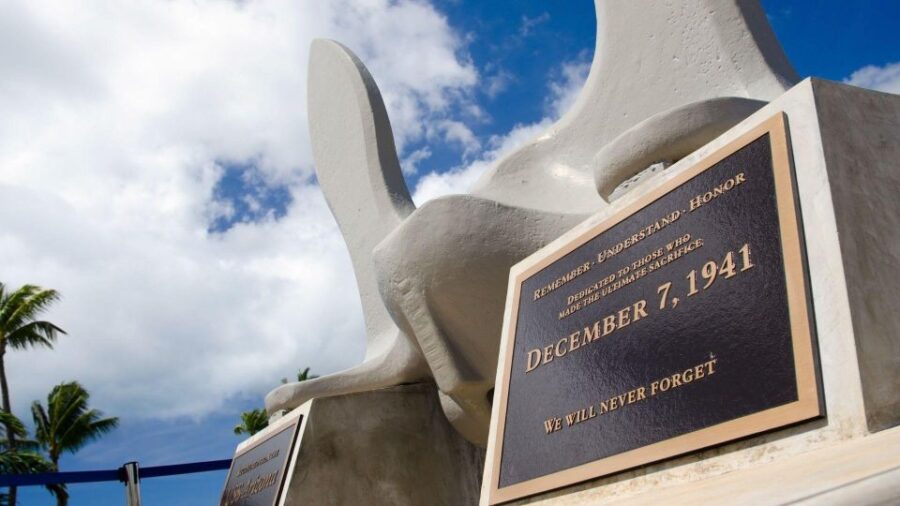 Honolulu: Pearl Harbor, USS Arizona Memorial and City Tour - Visiting the Historic Pearl Harbor Visitor Center