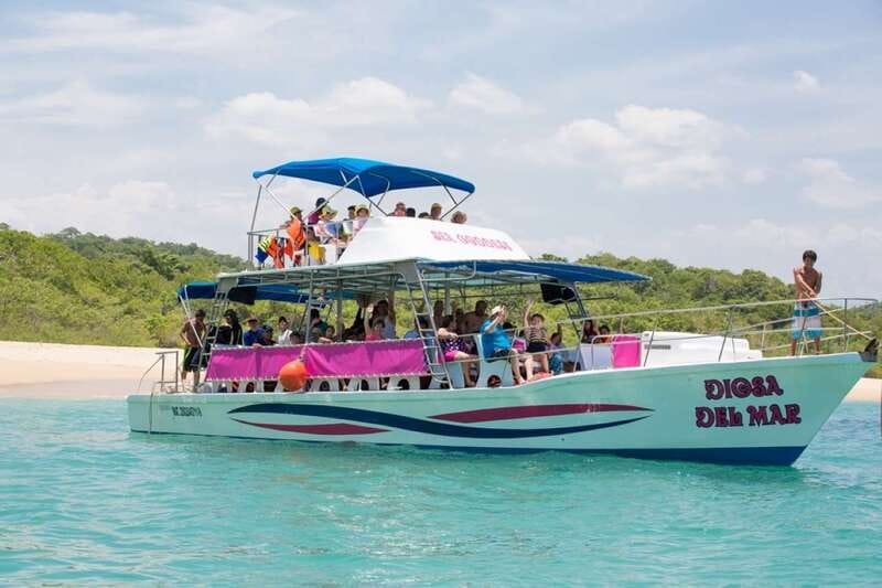Huatulco: Bays Boat Tour with Snorkeling and Hotel Pickup - Starting the Tour with Hotel Pickup in Tangolunda