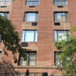 Joan Didion's Manhattan Life: Self-Guided Audio Tour in New York - Visiting the Knickerbocker Club and Its Significance