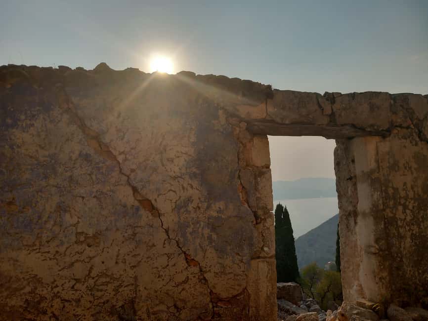 Kefalonia: Old Farsa Village Sunset Walking Tour - Discovering the Historic Buildings and Architectural Styles