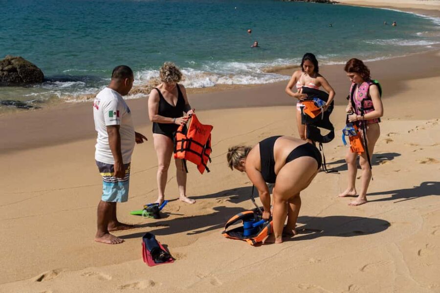 La Crucecita: Hiking and Snorkling/ Drinks and Fruits - Starting from La Crucecita to Santa Cruz Bay and Beyond