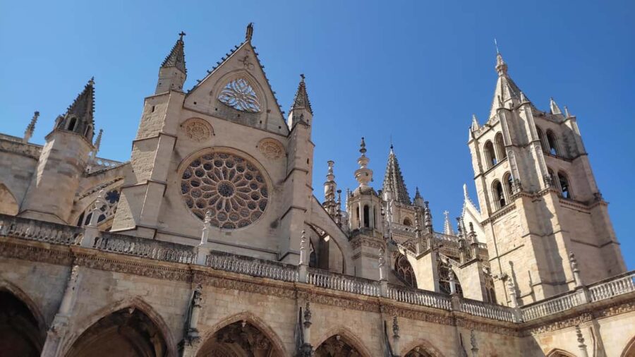 León Cathedral: tour with a local art historian - Meeting Point in Plaza de Regla with a White Umbrella
