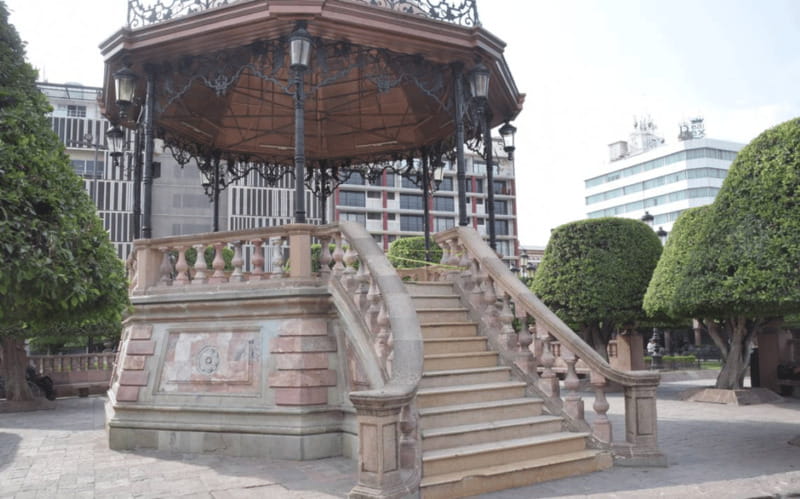 Leon: City Center Guided Tour with Nieve de Garrafa Tasting - The Significance of the Expiatorio in León