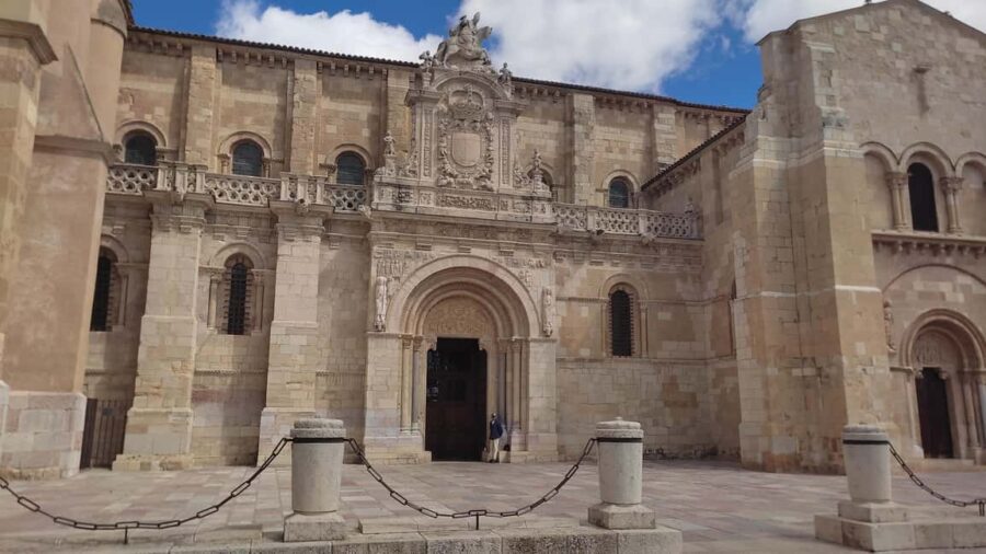 León: Guided tour by a local art historian - Starting Point at Plaza de Regla
