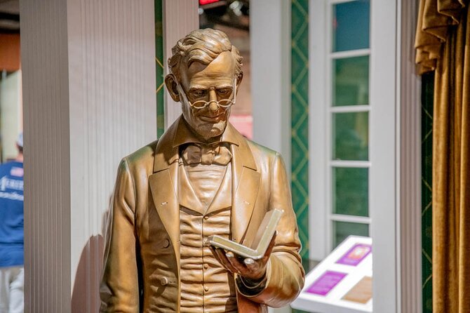 Lincoln Assassination Tour with Ford's Theatre and Petersen House - Inside Fords Theatre: Artifacts and the Scene of the Crime